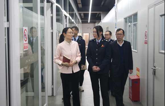 稅務干部走訪企業